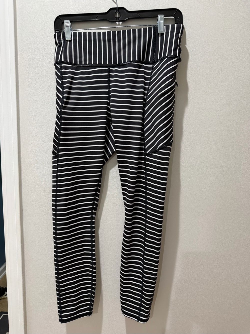 Athleta Black & White Striped Women’/ Performance Leggings